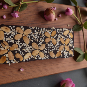 TURRÓN DE CHOCOLATE CON ALMENDRAS